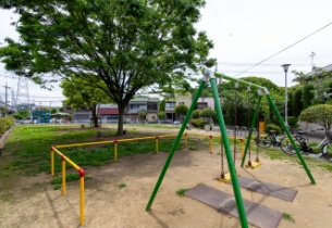 ブランコもある道明寺西山畑公園